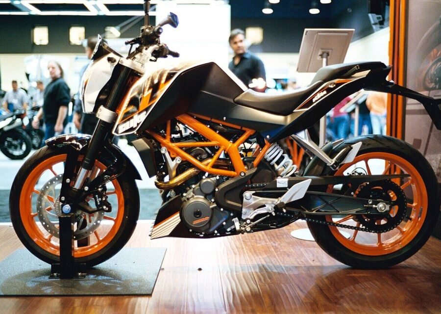 2015 KTM 390 Duke left